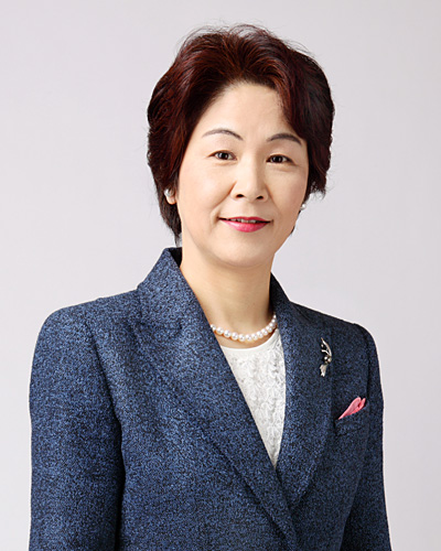 
                                                             山形県知事 吉村美栄子氏
                            