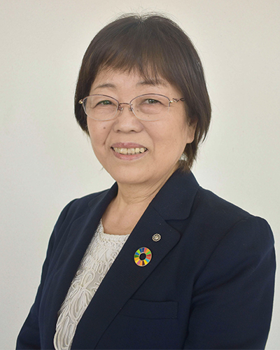 
                                                                 Mayor of Kotoura Town Mariko Fukumoto
                                